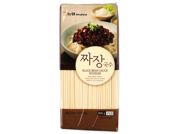 Noedels voor Koreaanse Zwarte Bonensaus