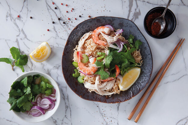 Noedelsalade met kip & garnalen