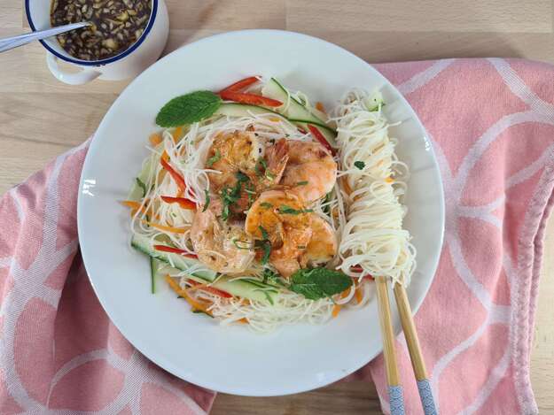 Rijstnoedels en garnalen salade
