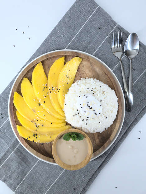 Thaise mango sticky rijst met cocos-caramel saus