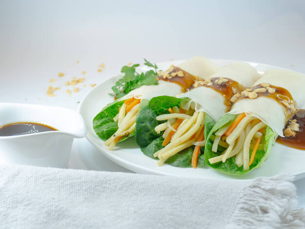 Spring rolls met bamboescheuten en pindasaus