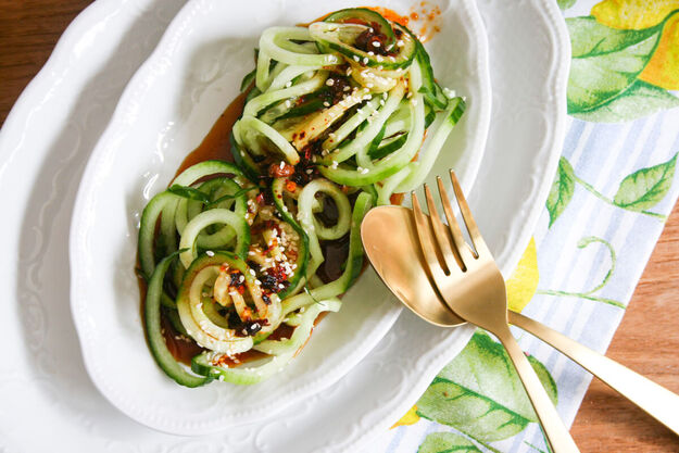 Aziatische pittige komkommer salade